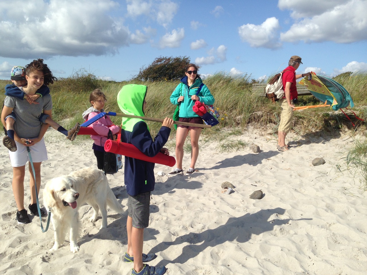 Meine Kinder, der Ritter und unser Hund Tamino auf Kegnaes, Dänemark