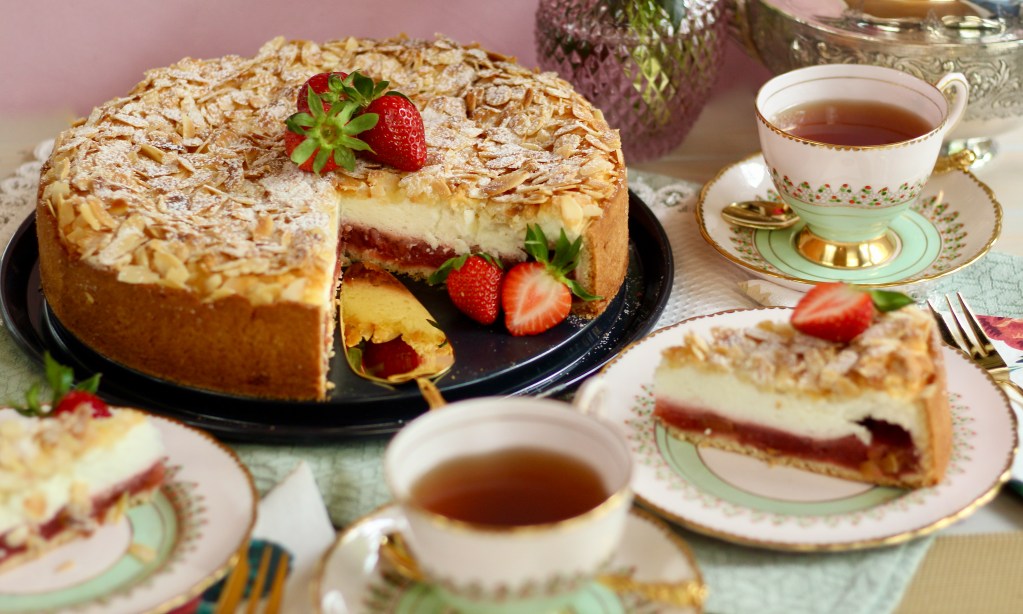 Der beste Erdbeer-Joghurt-Kuchen mit Mandel-Knusper-Haube, den ich ... Der beste Erdbeer-Joghurt-Kuchen mit Mandel-Knusper-Haube, den ich ...